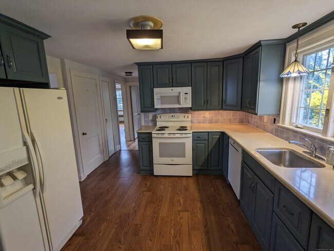 Building Photo - 29 Beechwood Ln