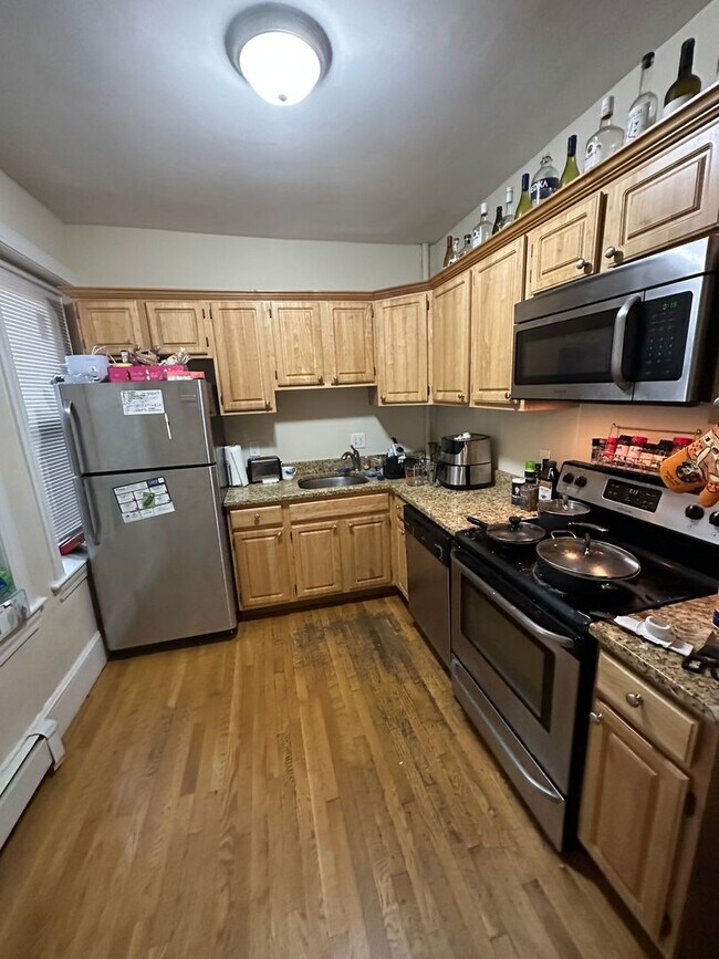Foto del edificio - Large Unit in Allston, Steps from the T Stop, Heat, Hot Water Included, Eat-in Kitchen. Laundry o...