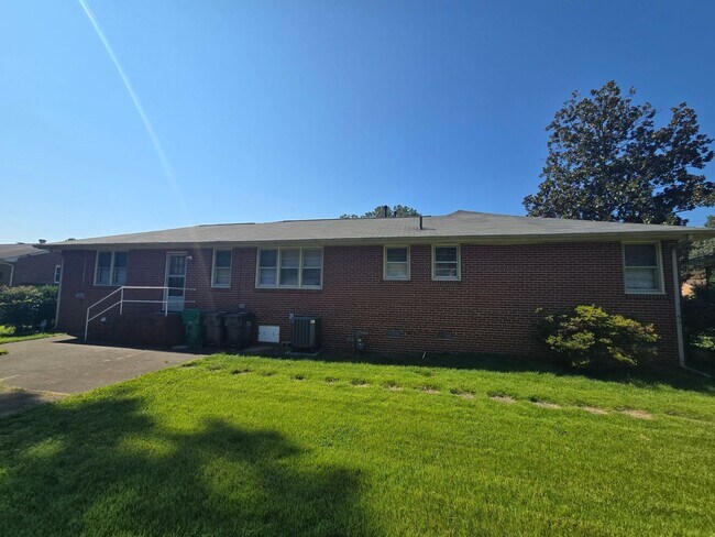 Building Photo - 1210 Oakwood Dr