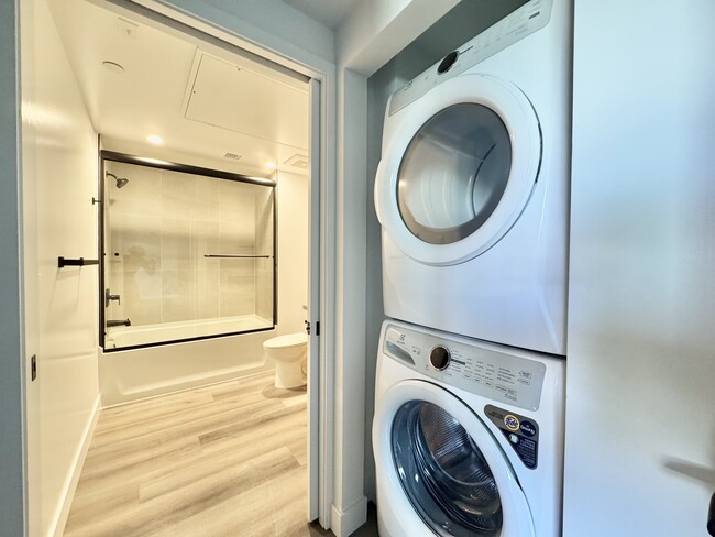 Building Photo - 10806 Blix St