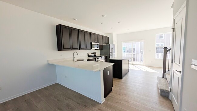 Building Photo - 527 Red Oak Cir
