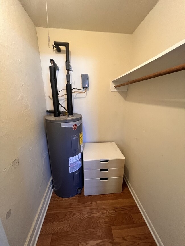 Building Photo - 3 E Elger St