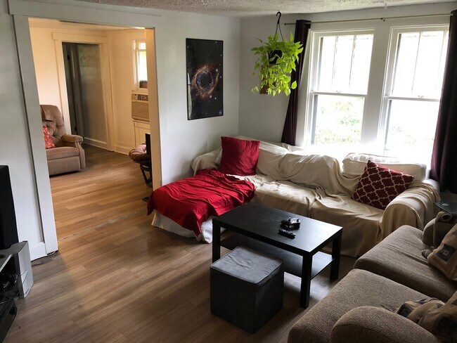 Foto del edificio - 3 Bedroom Available August 2026;  Monthly ...