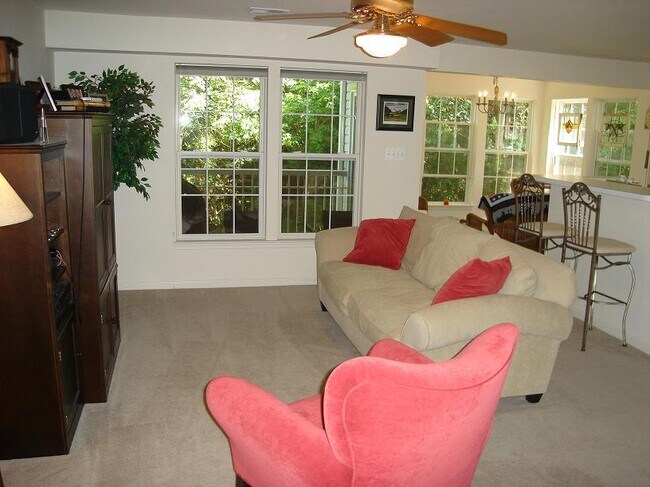 Foto del edificio - *SUPER BRIGHT UPGRADED CONDO!*