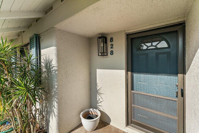 Building Photo - 828 Club Dr