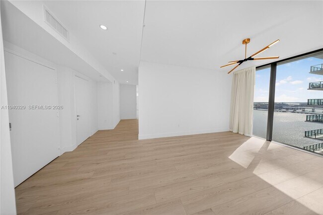 Foto del edificio - 700 NE 24th St