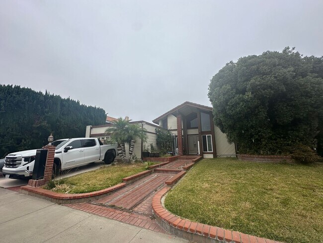 Foto del edificio - Spacious 4-Bedroom Home for Lease in Desir...
