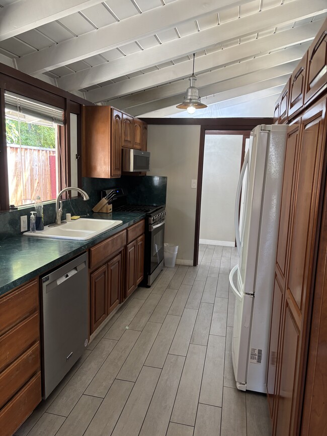 Building Photo - 812 Pierino Ave