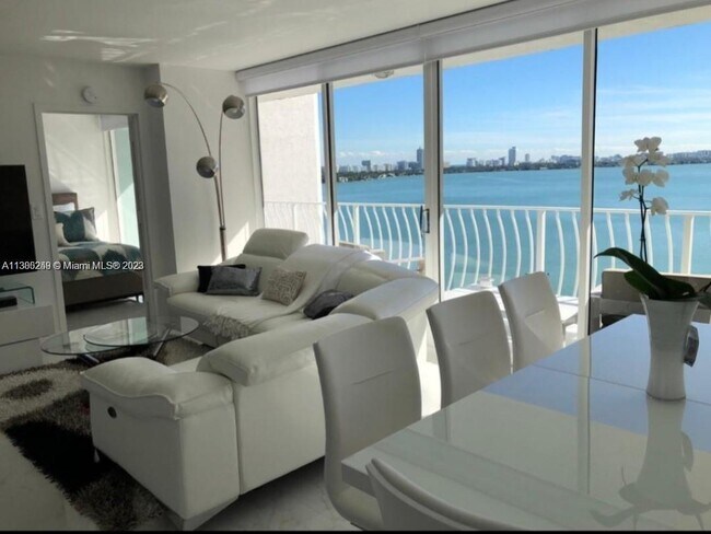 Foto del edificio - 7601 E Treasure Dr