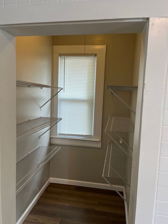 Foto del edificio - Check out this Classic charmer waiting for...