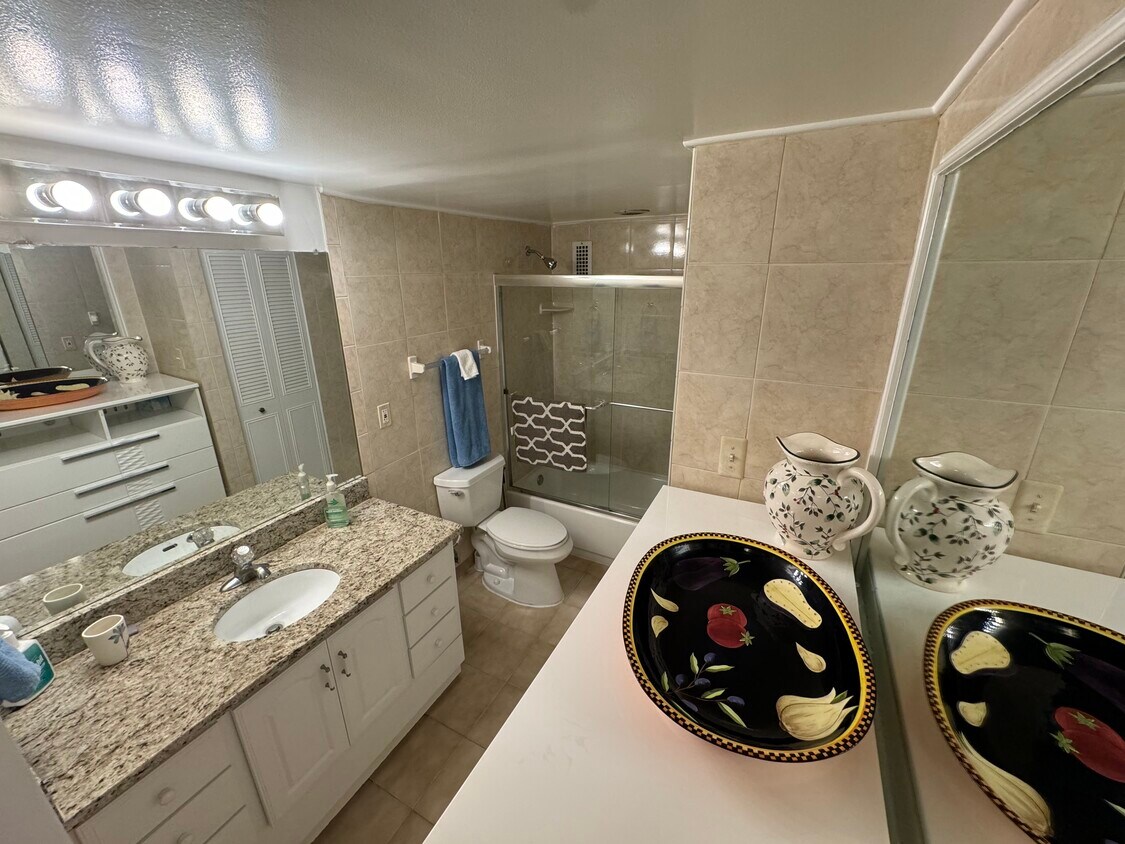 Baño - 1420 N St NW
