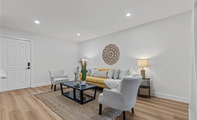 Building Photo - Welcome to this darling, turnkey condo loc...