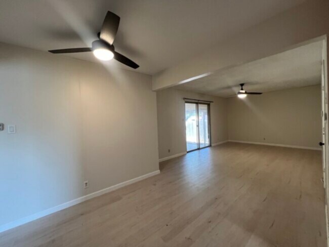 Foto del edificio - Charming 3 Bedroom, 2 Bathroom Single Family Home with Two Car Garage and Backyard!