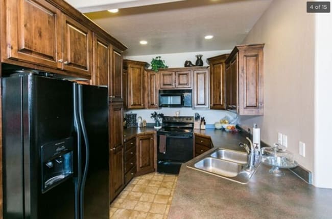 Foto del edificio - Beautiful 4-Bedroom Townhouse in Gated Com...