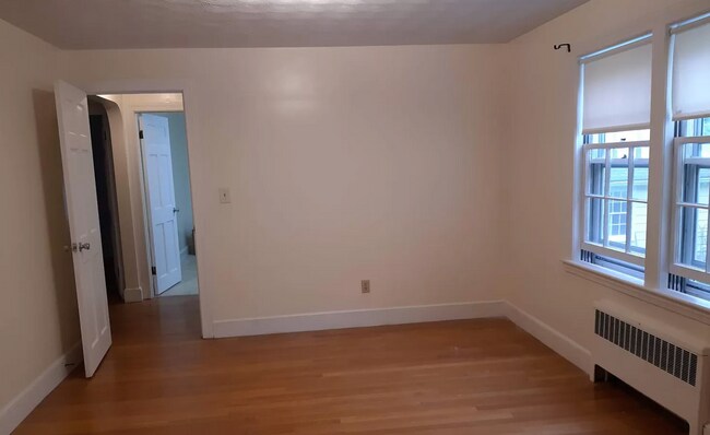 Building Photo - 33 Oak Ave