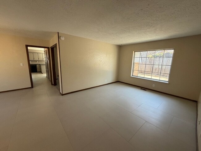 Building Photo - Beautiful 3bed/2.5bath Updated Westside Norman Home Available for Rent!