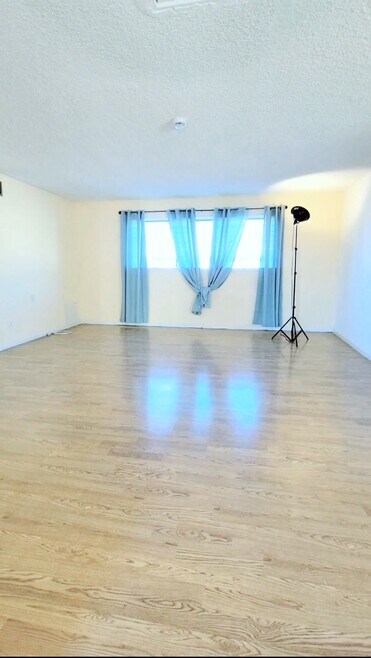 Main entrance view - 2239 N Frederic St