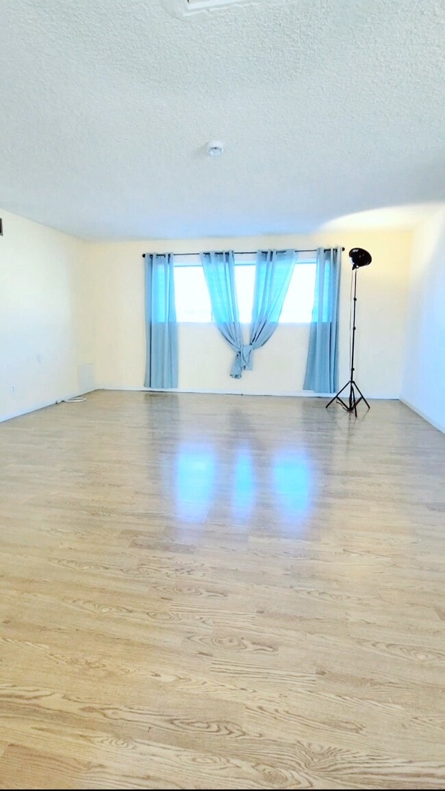 Main entrance view - 2239 N Frederic St