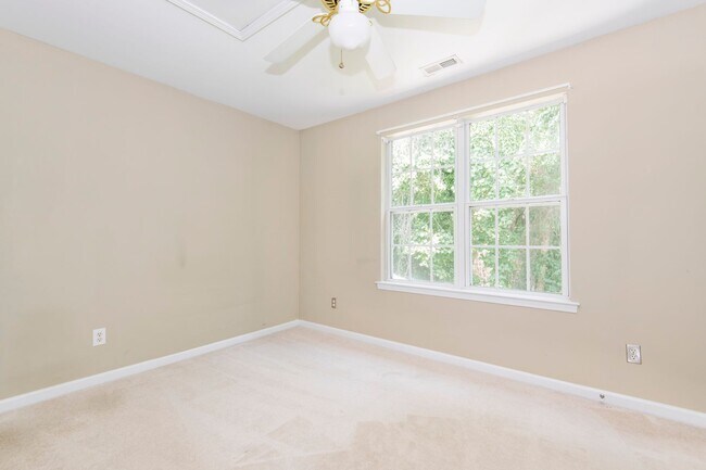 Building Photo - Gorgeous Townhome Available early August!