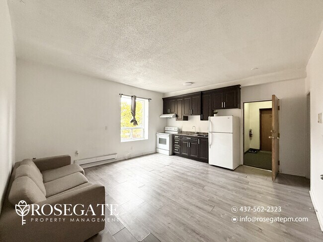 Photo du bâtiment - Spacious 3-Bedroom + Den Apartment in Vibrant Downtown Toronto