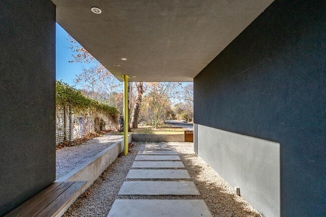 Building Photo - 3305 Garden Villa Ln