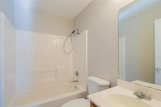 Foto del edificio - AVAILABLE NOW! 220 Evergreen Trl UNIT B, C...