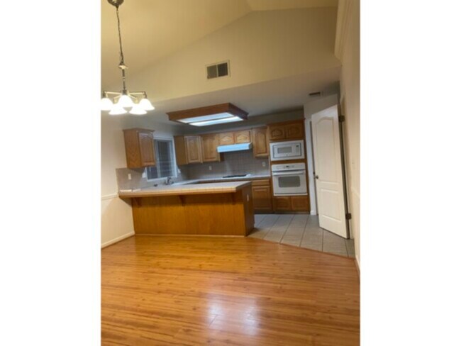 Building Photo - Hardwood laminate throughout open floor pl...