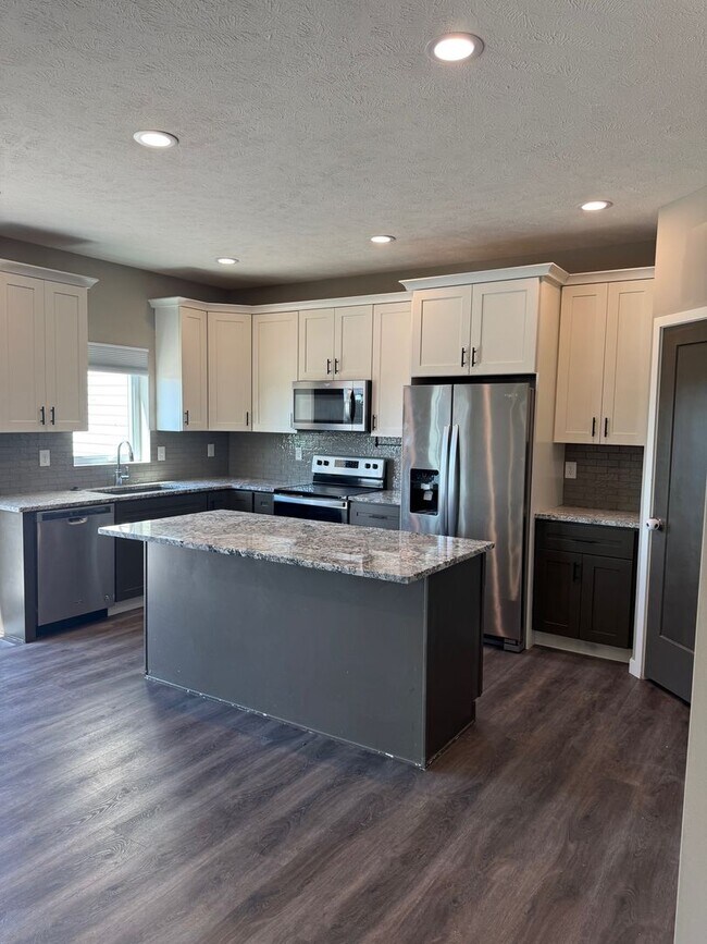 Foto del edificio - Spacious 4-Bedroom Townhome in Norris Scho...