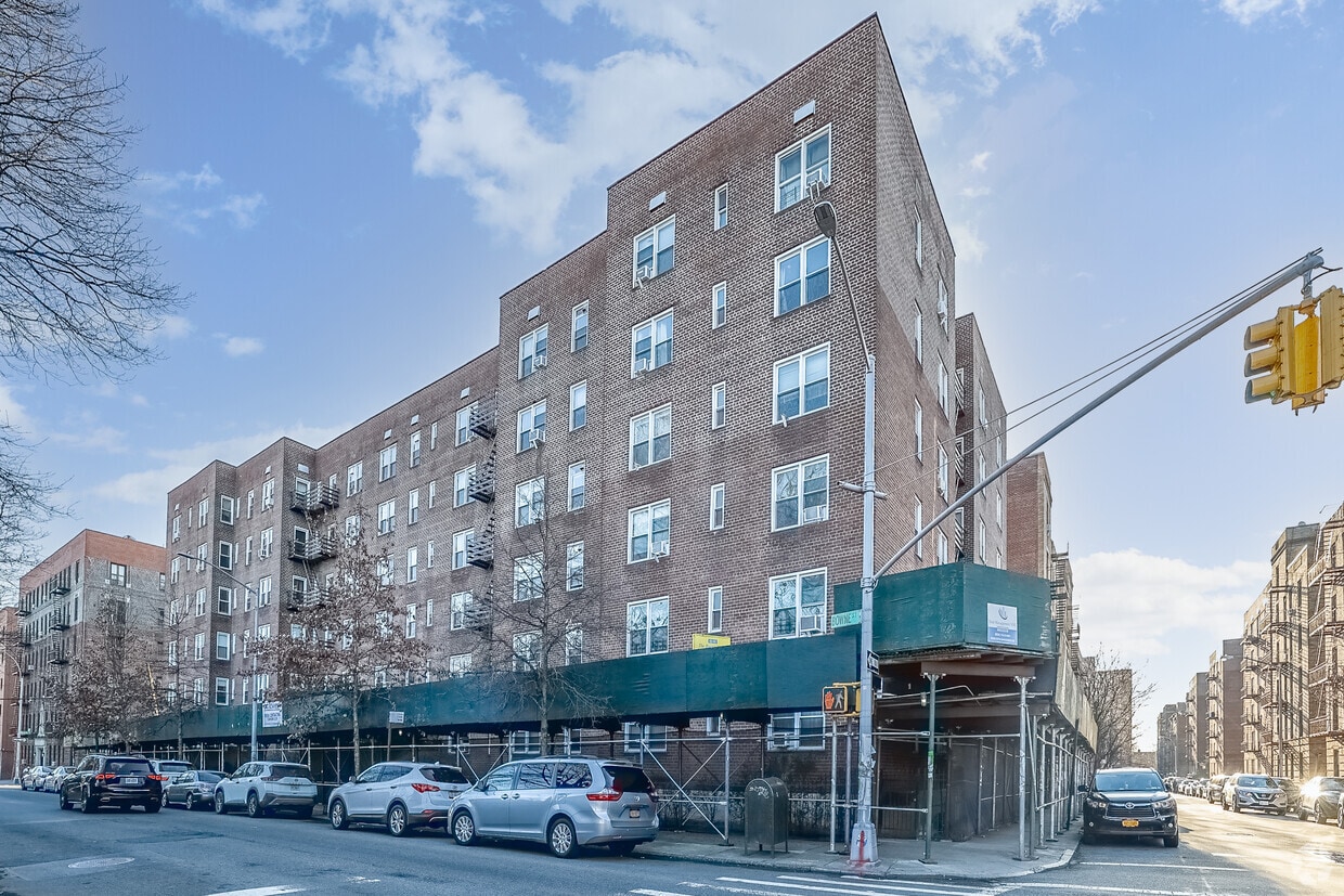 Primary Photo - 4240 Bowne St