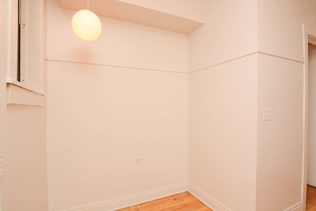 Building Photo - 142-1142 W Maple St