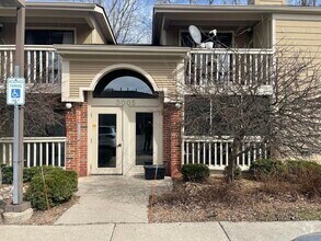Building Photo - 3005 Fernwood Ave