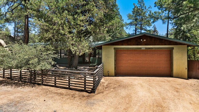 Building Photo - 809 Lazy Ln