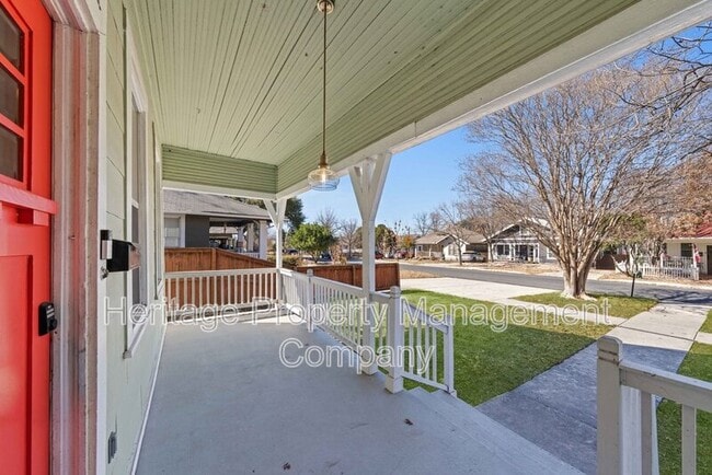 Building Photo - 1106 W Summit Ave.