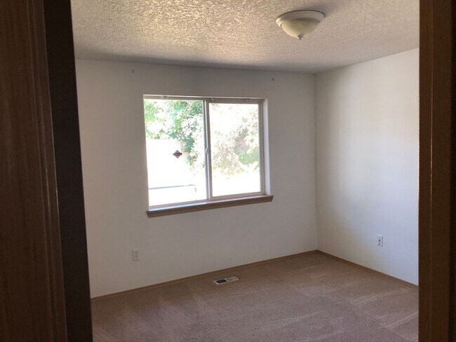 Building Photo - 3 Bed, 2 Bath with Garage, W/D, and Fenced...