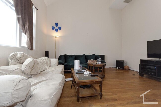 Foto del edificio - Huge 5 bed 3 bath townhouse