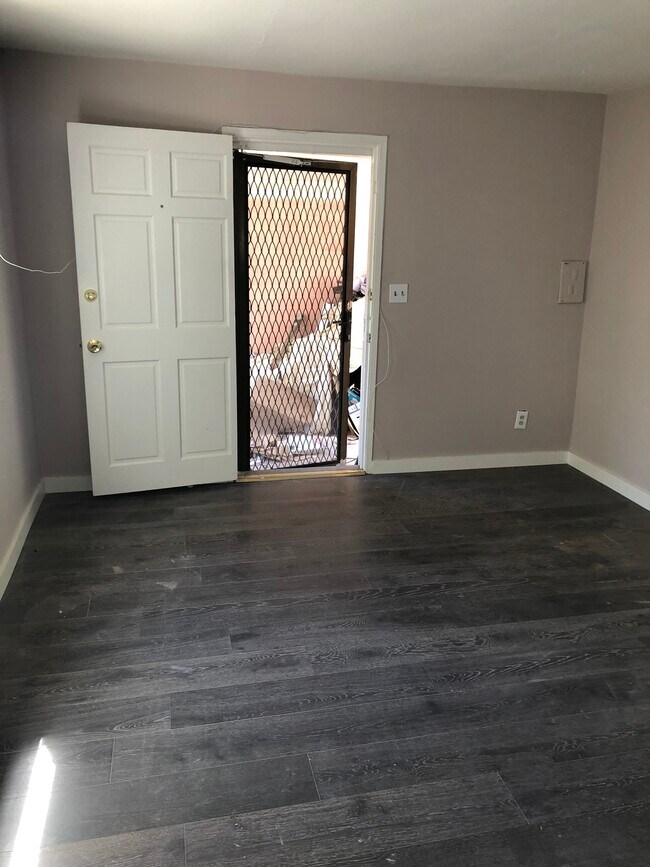 Building Photo - 122 S Juanita Ave