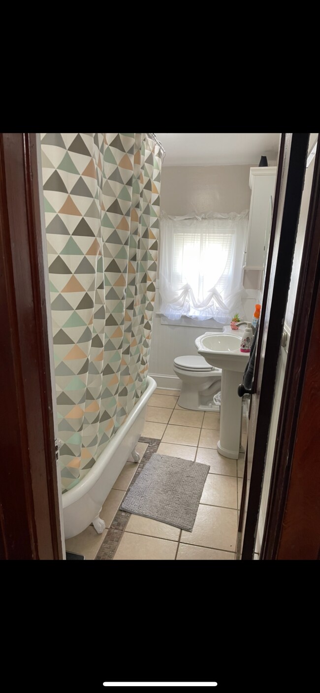 Foto del edificio - 24 Utica Ave