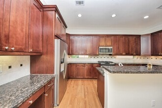 Building Photo - 5526 Crooms St