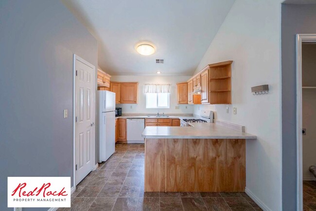 Building Photo - Dog Friendly - 3 Bedroom, 2 Bathroom Prope...