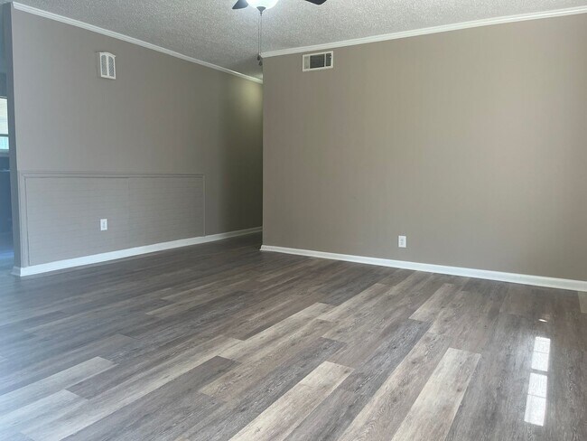 Building Photo - Spacious 4 bedroom 1.5 bath house