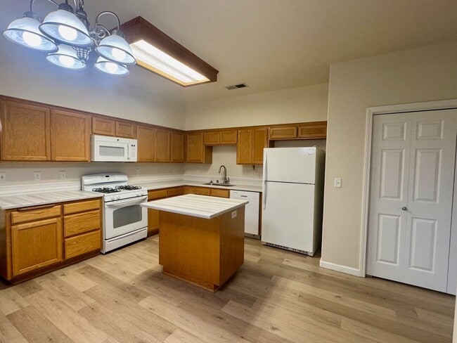 Building Photo - Fantastic 3 Bedroom, 2.5 Bath Townhouse!