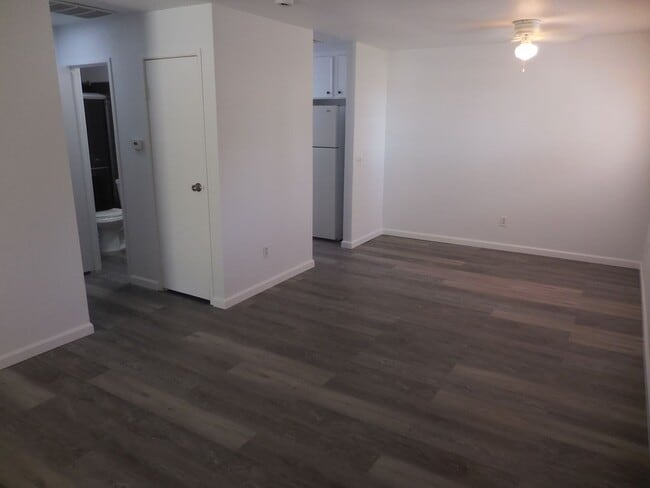 Building Photo - Beautifully Remodeled Corner Unit with Mou...