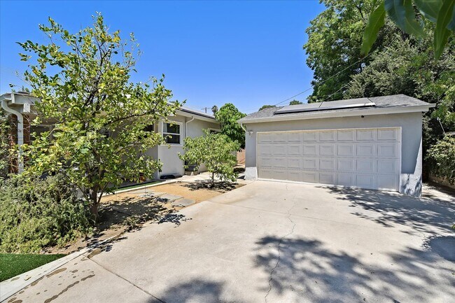 Building Photo - 10904 Zelzah Ave