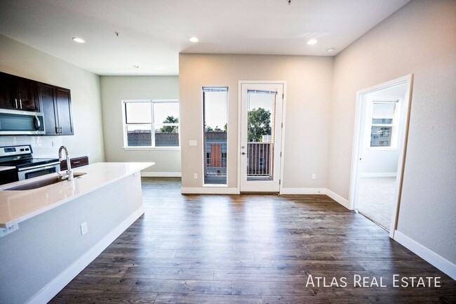 Building Photo - Beautiful 2 Bed 2 Bath Corner Apartment on...