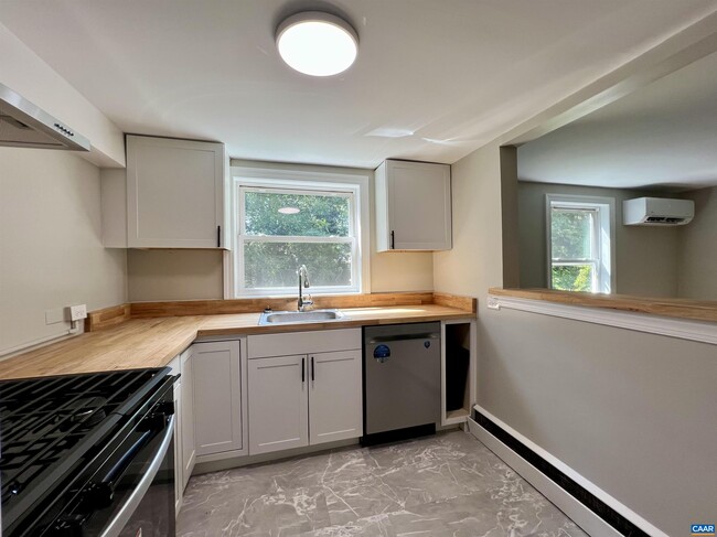 Building Photo - 2525 Woodland Dr