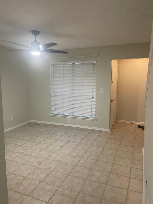 Lounge/Dining area - 6822 Glenridge Dr