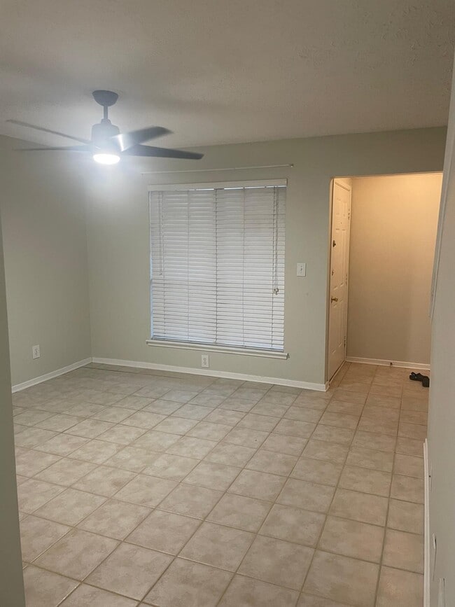 Lounge/Dining area - 6822 Glenridge Dr