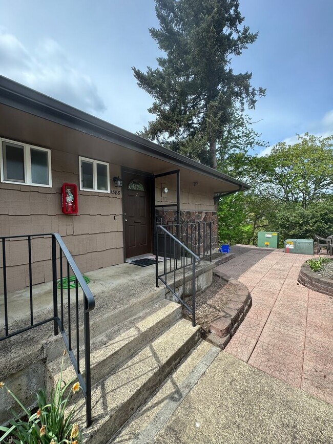 Building Photo - 3 bedroom Condo with Pool in HOA