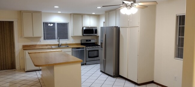 Foto del edificio - House with Separate studio apartment Included