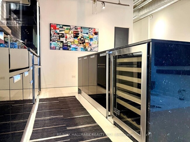 Building Photo - 43 Hanna Ave